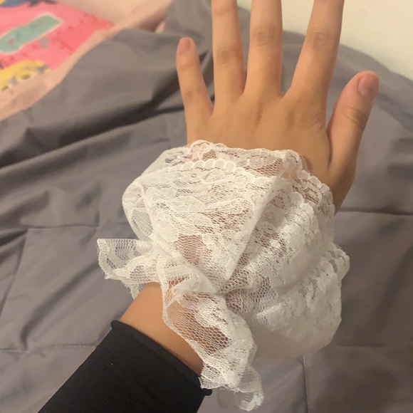 White lace cuffs - Picture 2 of 3